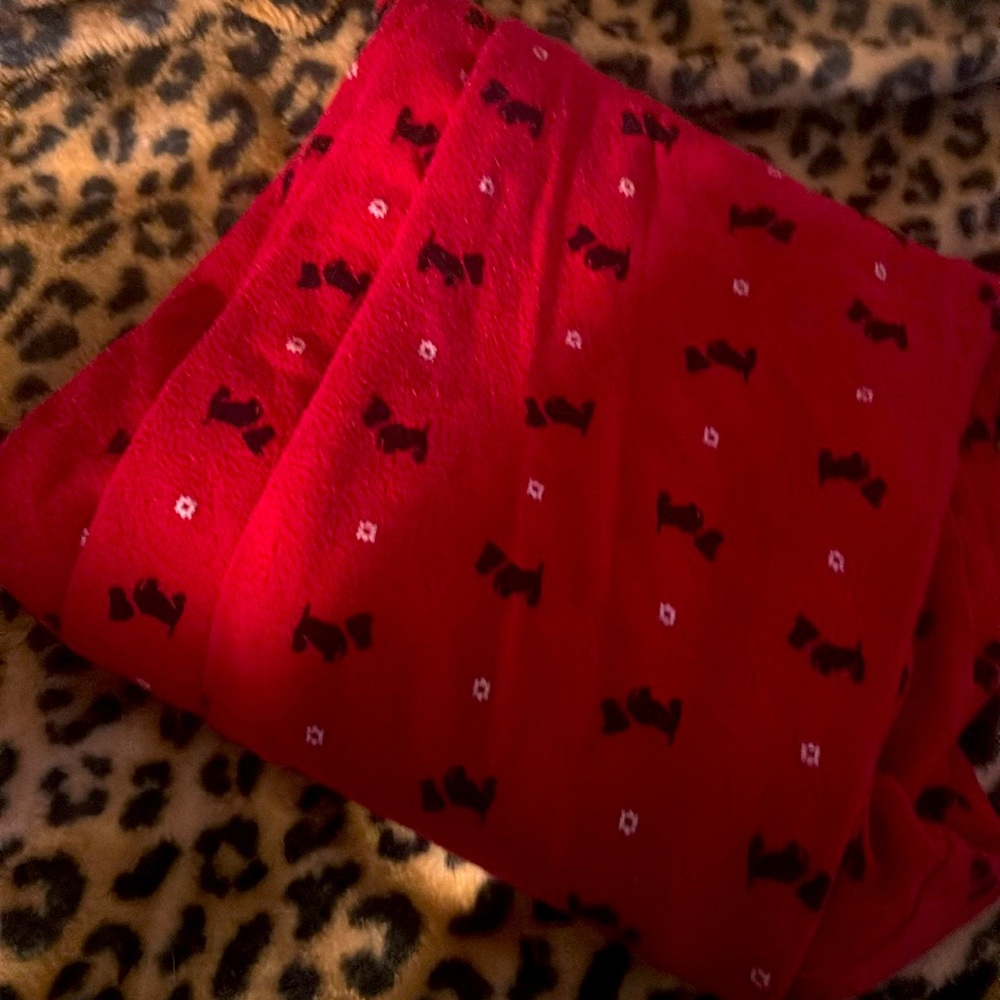 Super cute and comfy pajama pants or just lay around the house pants!
